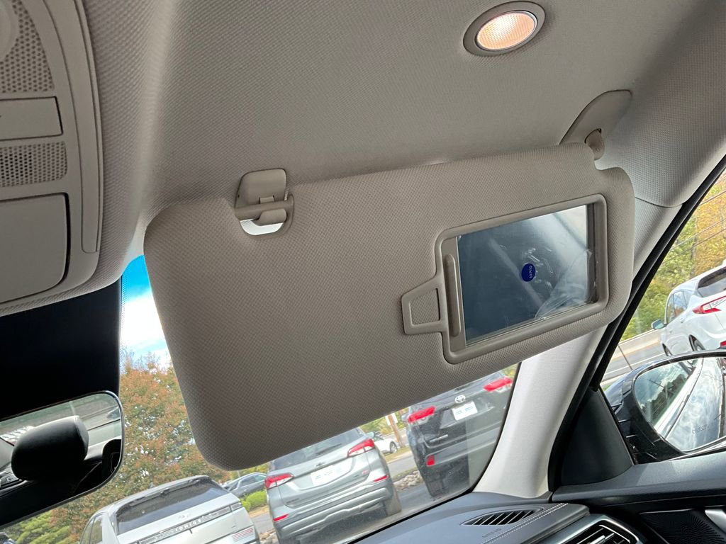 Used 2025 Genesis G70 2.5T image 32