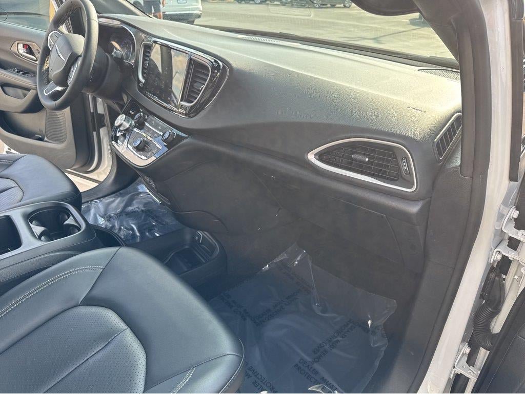 Used 2025 Chrysler Pacifica Select FWD image 30