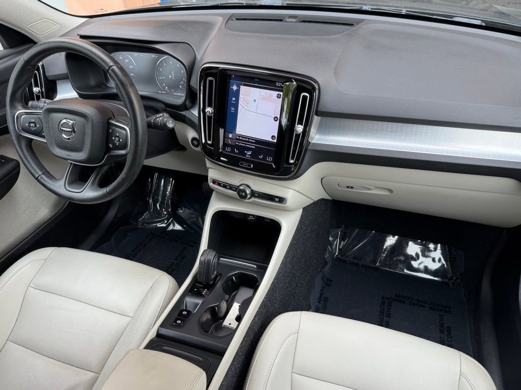 Used 2021 Volvo XC40 T5 Momentum w/ Premium Package image 27