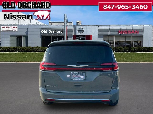 Used 2023 Chrysler Pacifica Touring-L FWD image 4