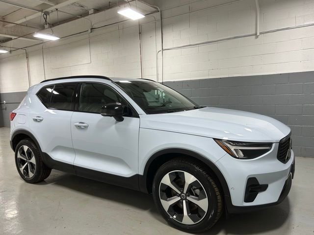 Used 2025 Volvo XC40 B5 Plus AWD/4WD image 4