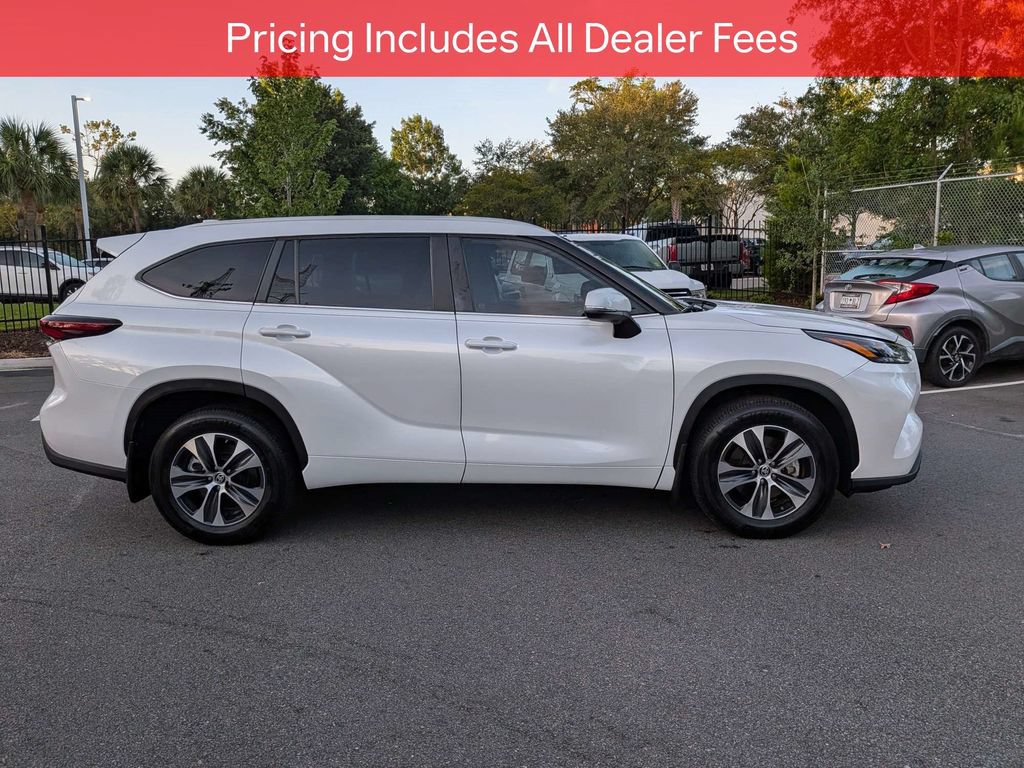 Used 2024 Toyota Highlander XLE FWD image 4