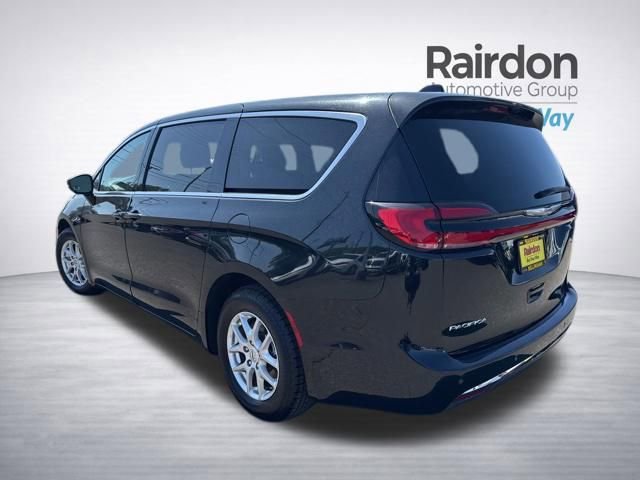 Used 2023 Chrysler Pacifica Touring-L FWD image 5