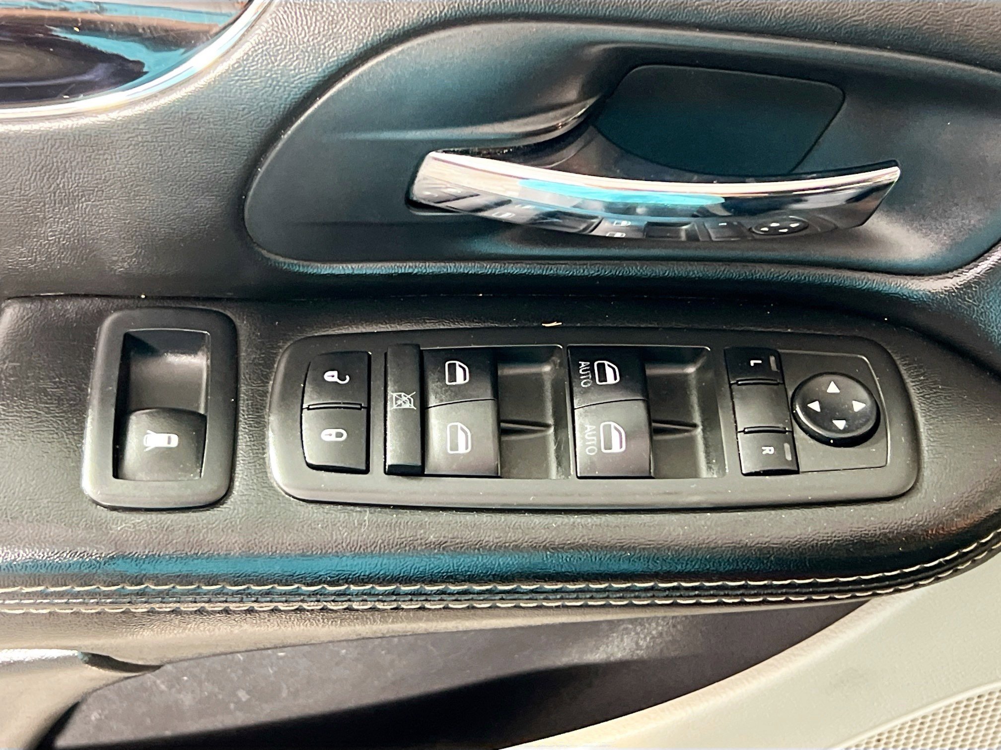 Used 2018 Dodge Grand Caravan SXT FWD image 16