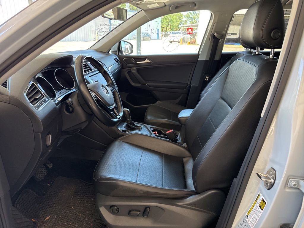 Used 2018 Volkswagen Tiguan SEL FWD image 16