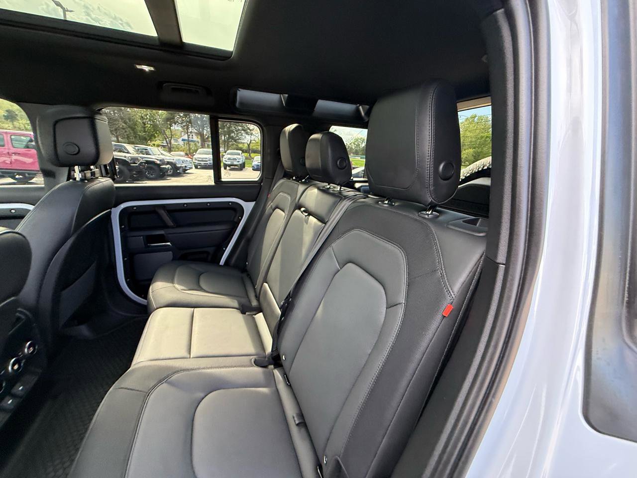 Used 2023 Land Rover Defender 110 X-Dynamic SE image 28