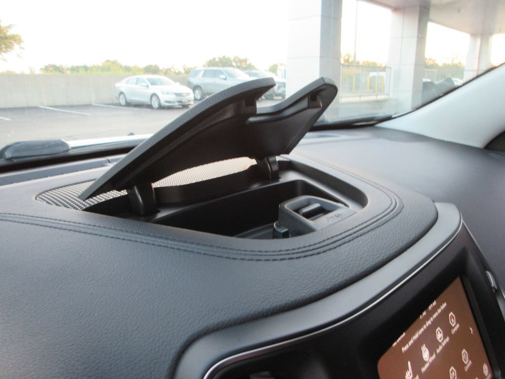 Used 2021 Jeep Cherokee Latitude Plus AWD/4WD image 30