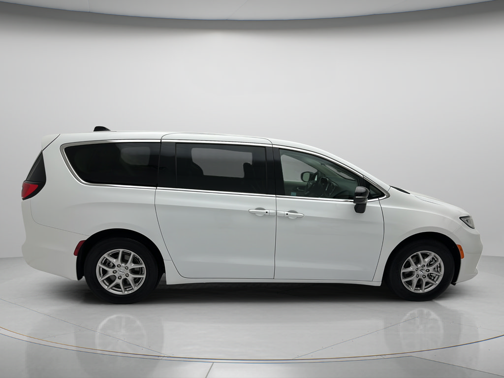 Used 2024 Chrysler Pacifica Touring-L FWD image 6