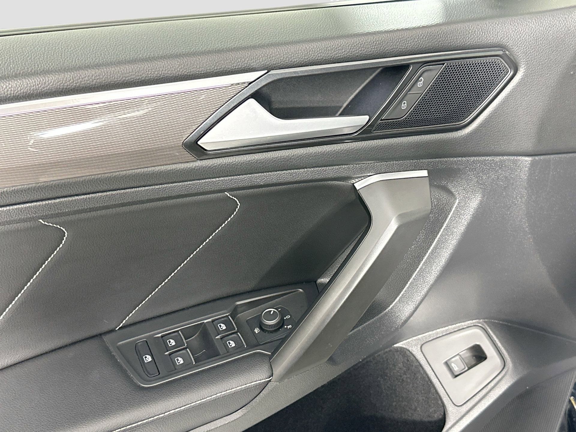 Certified 2022 Volkswagen Tiguan SE R-Line image 30