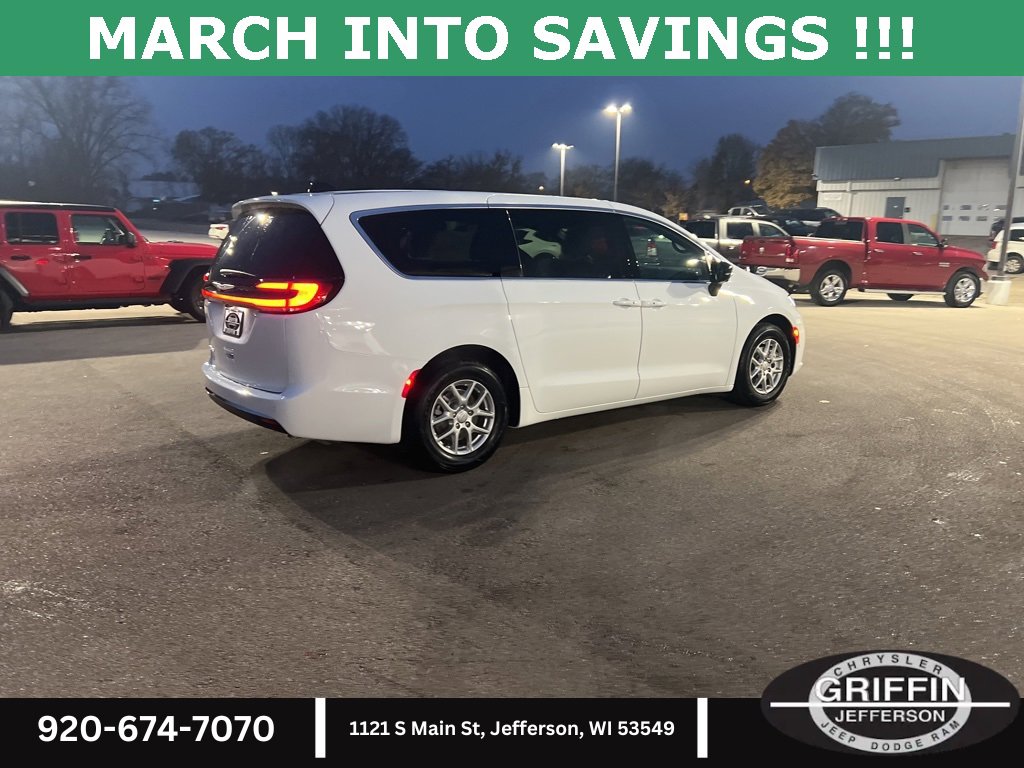 New 2026 Chrysler Pacifica Select image 9