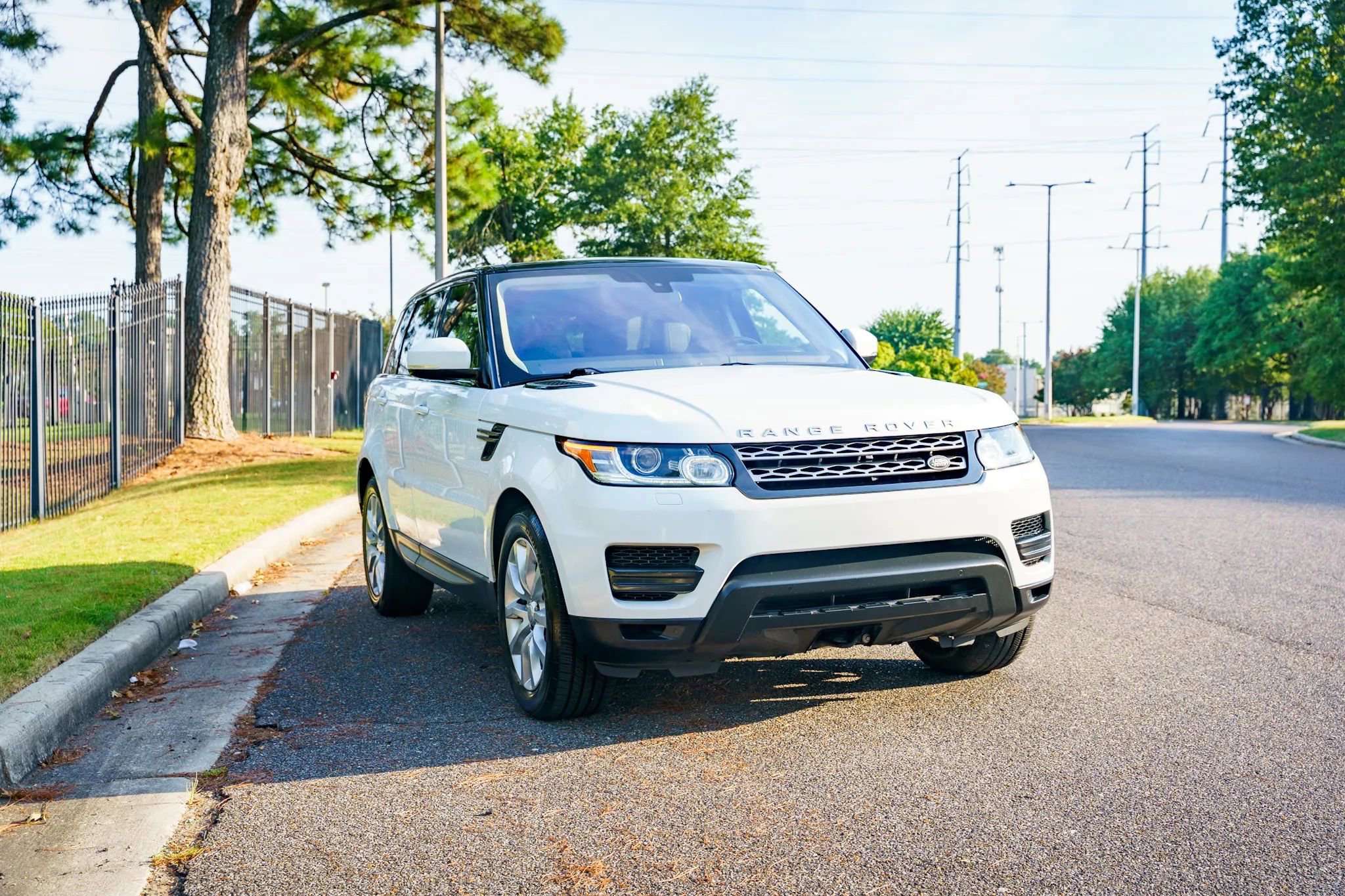 Used 2016 Land Rover Range Rover Sport SE image 4
