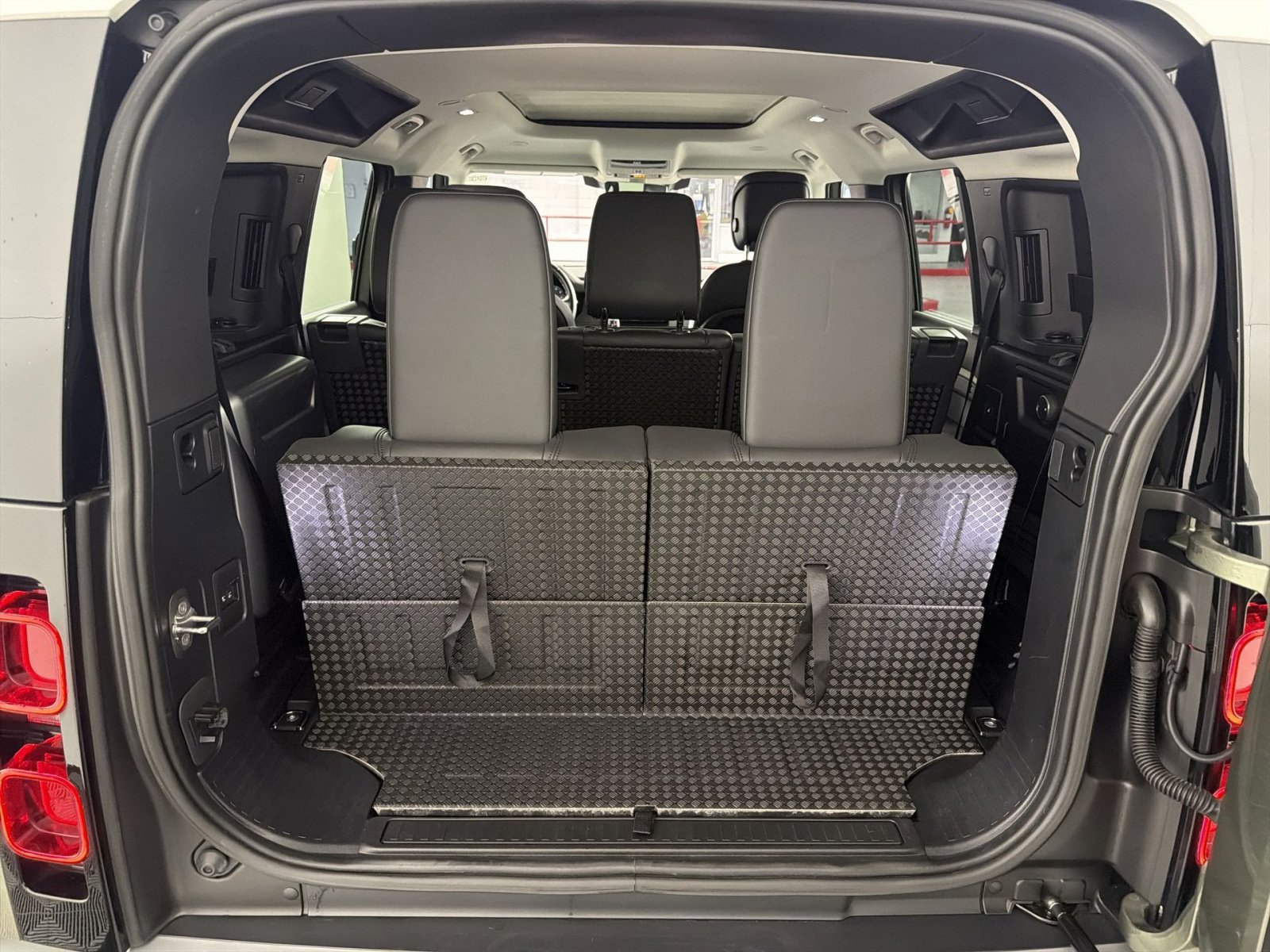 Used 2023 Land Rover Defender 110 S image 22