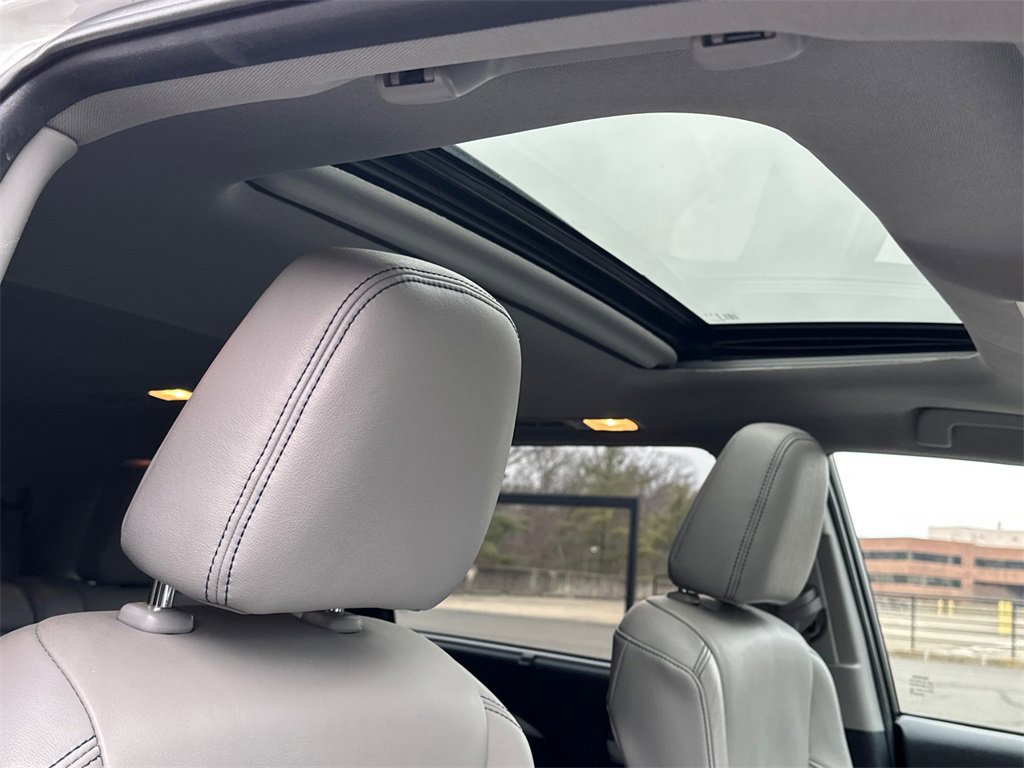 Used 2019 Toyota Highlander XLE image 16