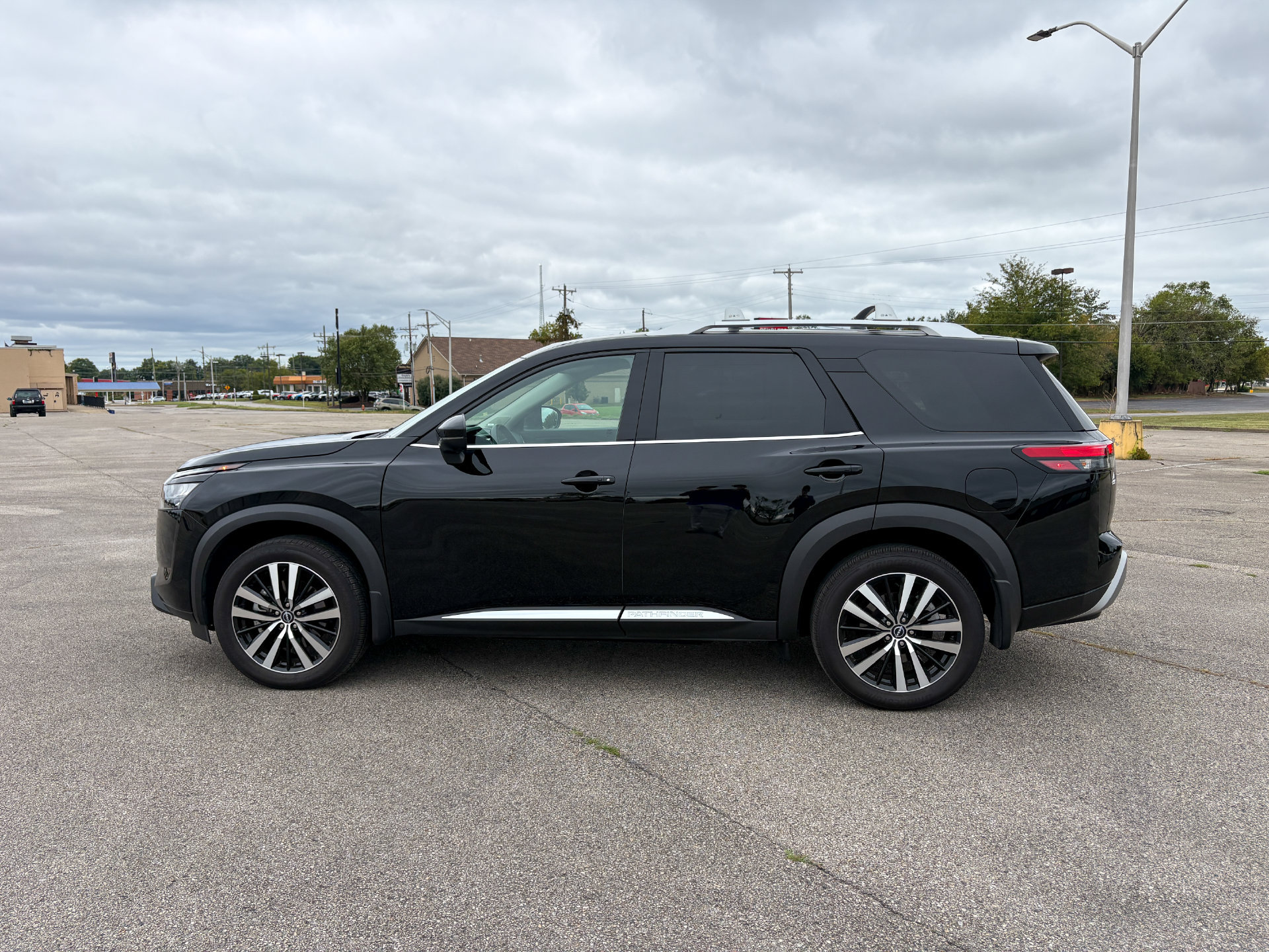Used 2025 Nissan Pathfinder Platinum FWD image 5
