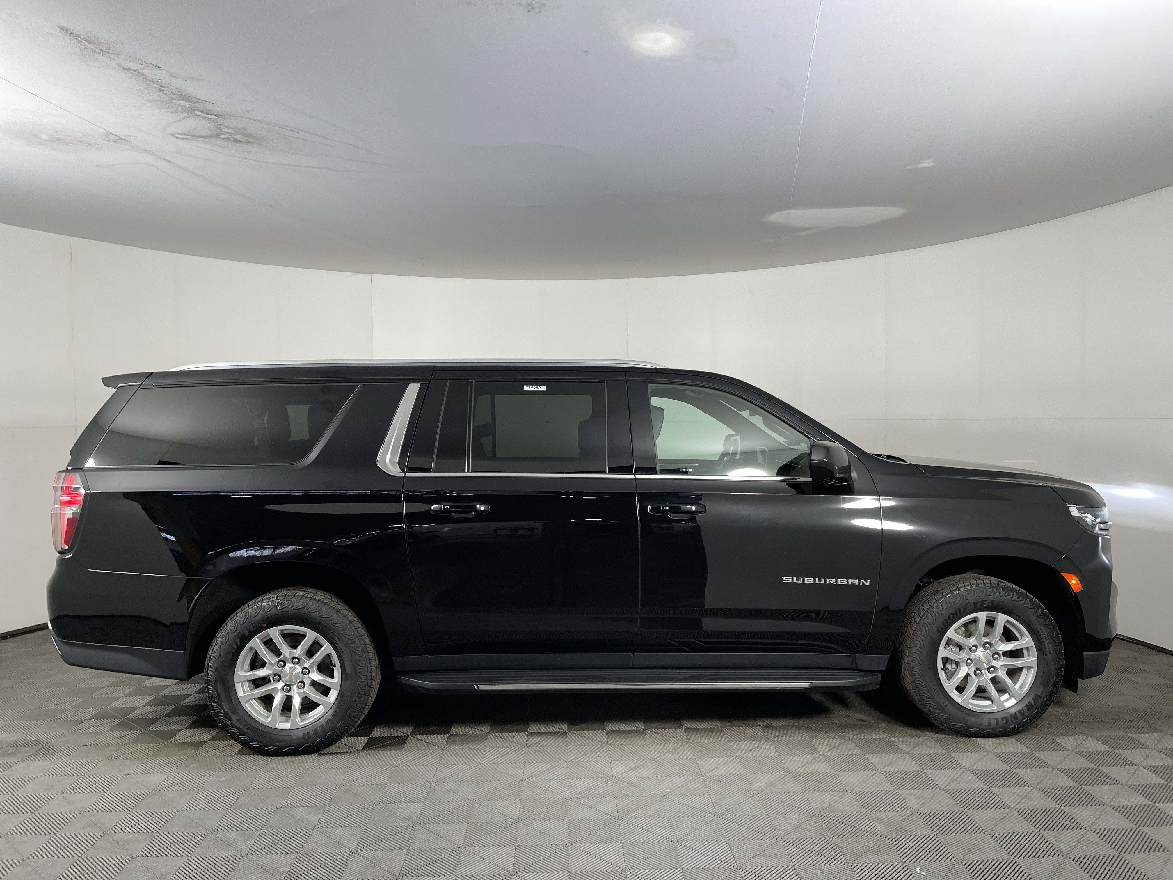 Used 2023 Chevrolet Suburban LT image 5