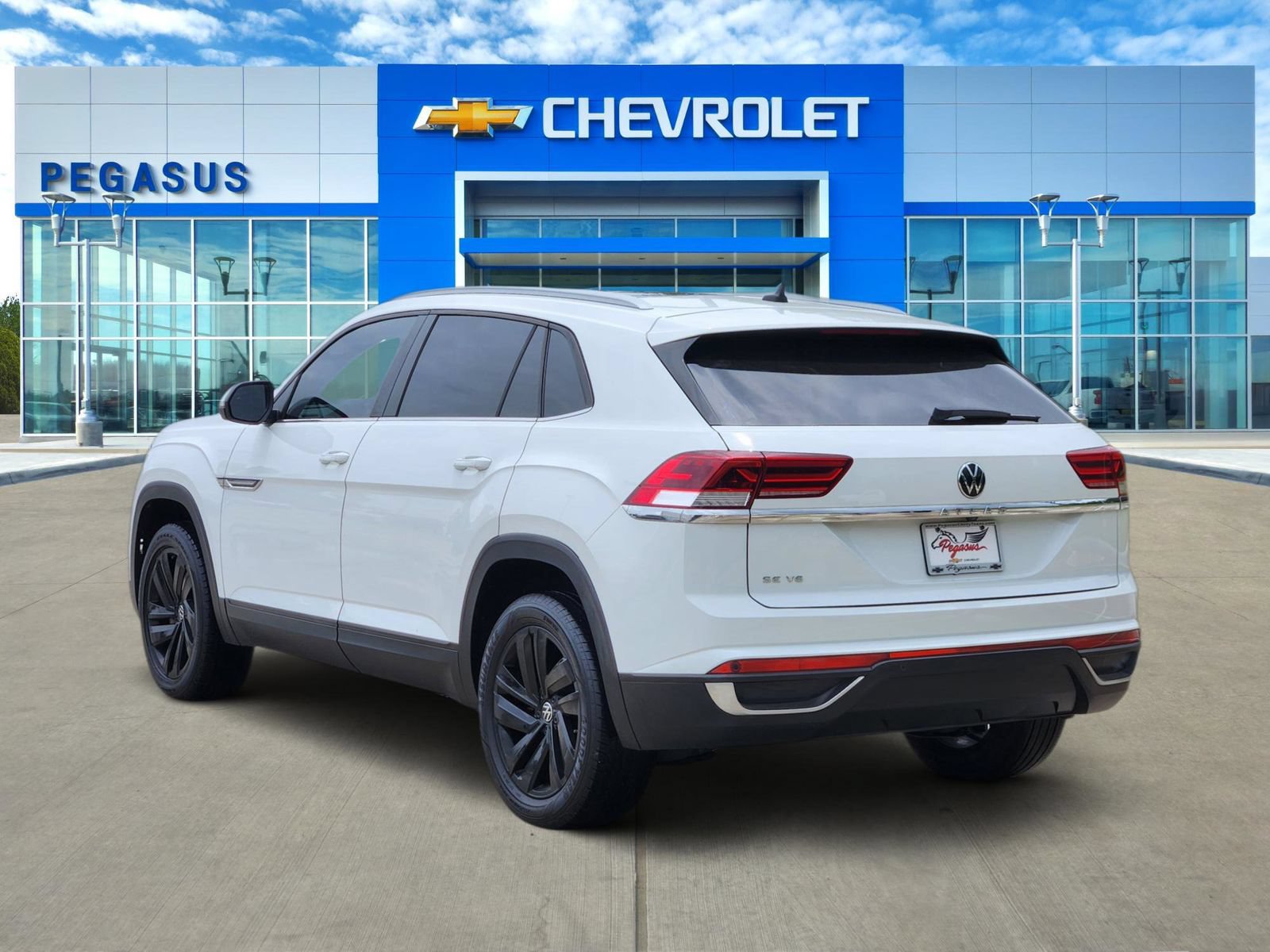 Used 2021 Volkswagen Atlas Cross Sport SE w/ Panoramic Sunroof Package FWD image 5