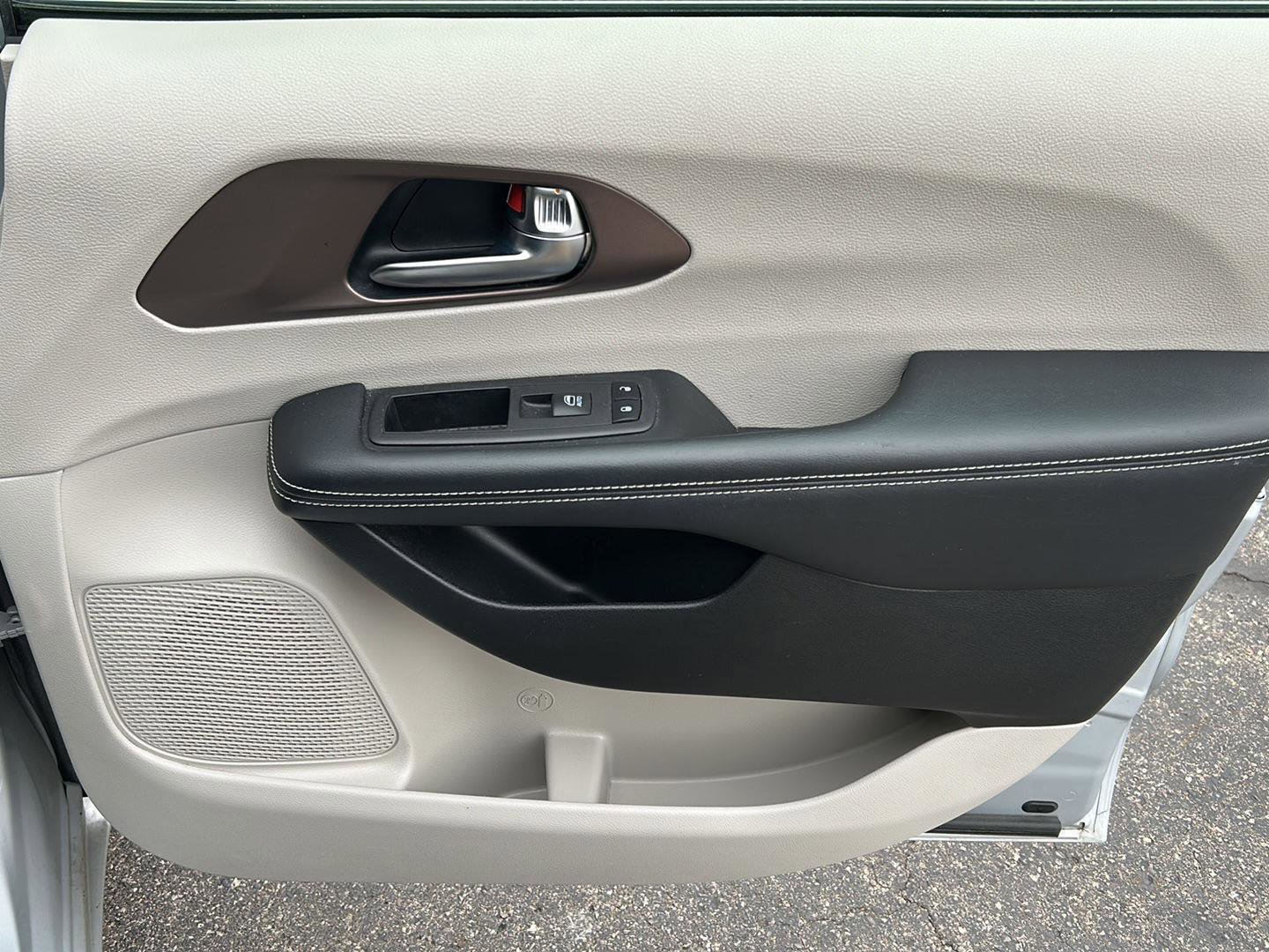 Used 2023 Chrysler Voyager LX image 15