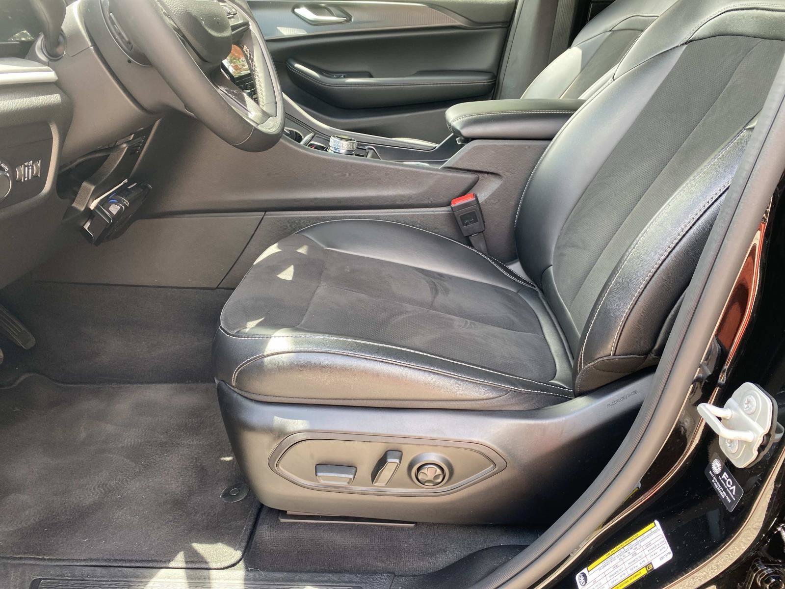 Used 2024 Jeep Grand Cherokee Altitude AWD/4WD image 21