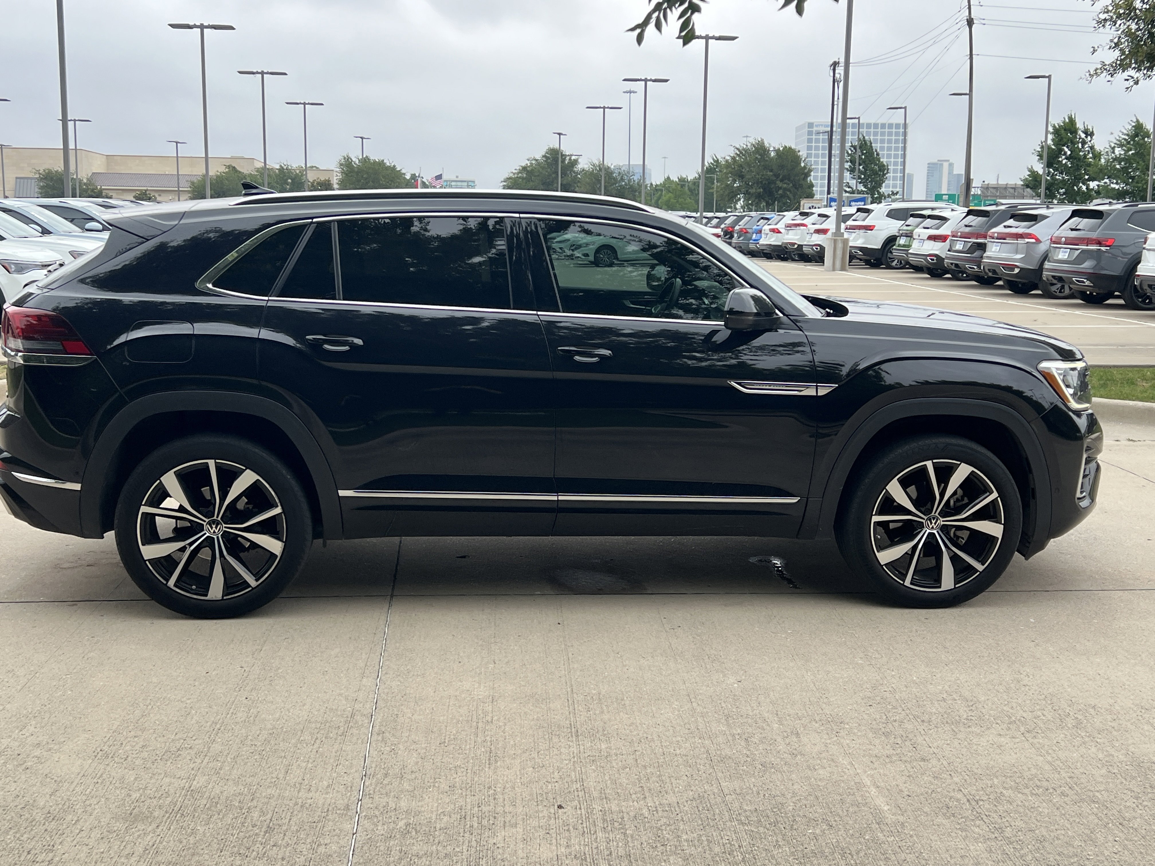 Certified 2024 Volkswagen Atlas Cross Sport SEL Premium R-Line AWD/4WD image 11