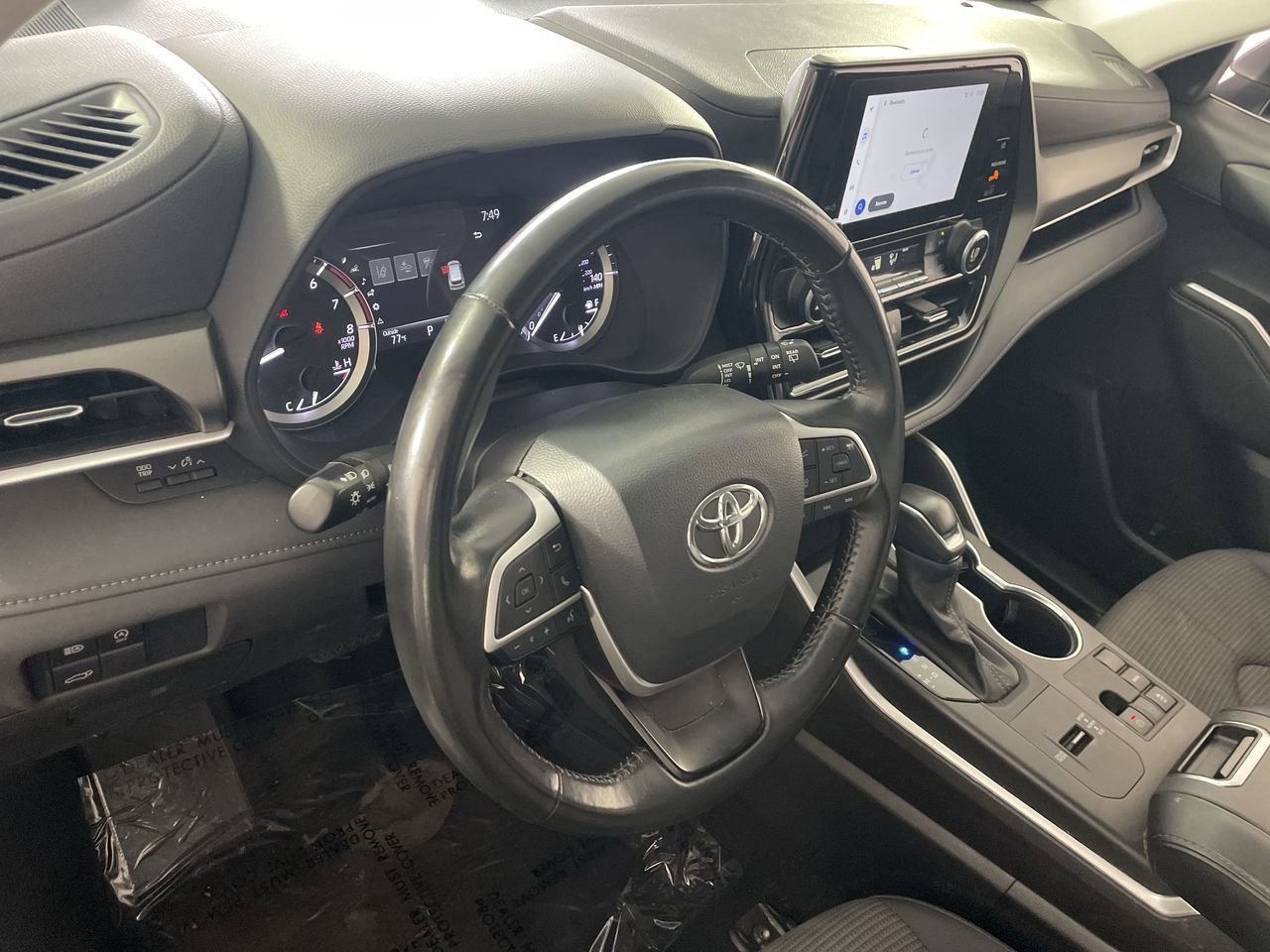 Used 2024 Toyota Highlander LE FWD image 11