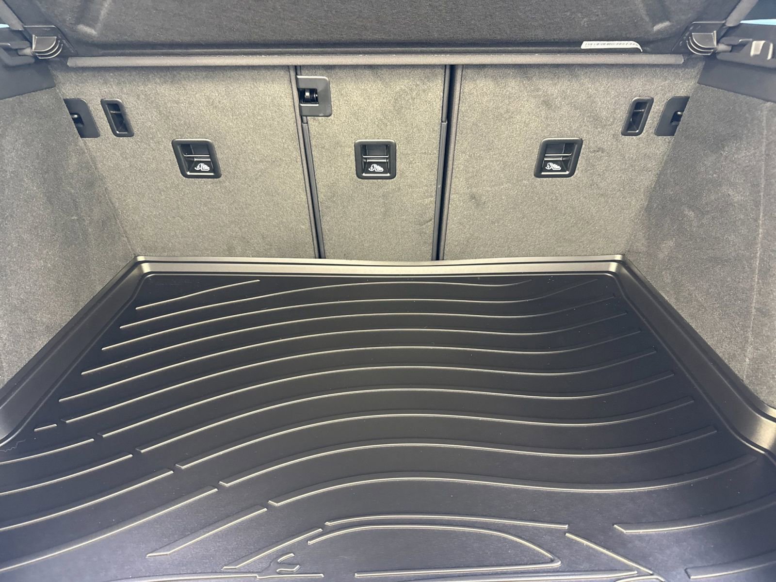 Certified 2026 Porsche Macan AWD/4WD image 17