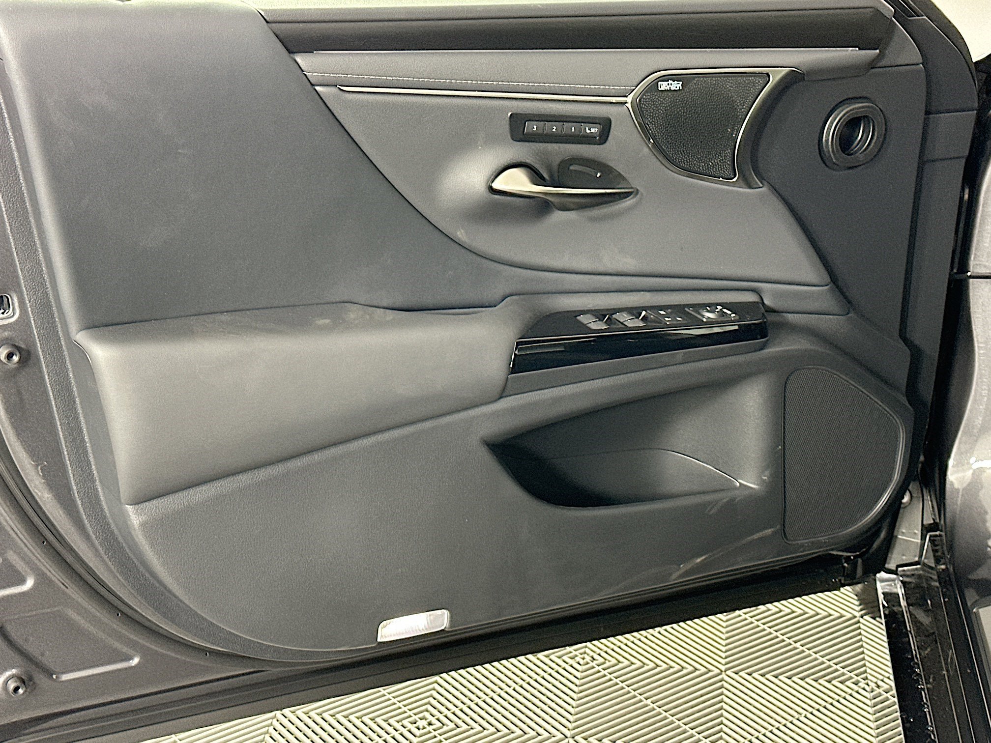 New 2025 Lexus ES 300h w/ Luxury Package image 19