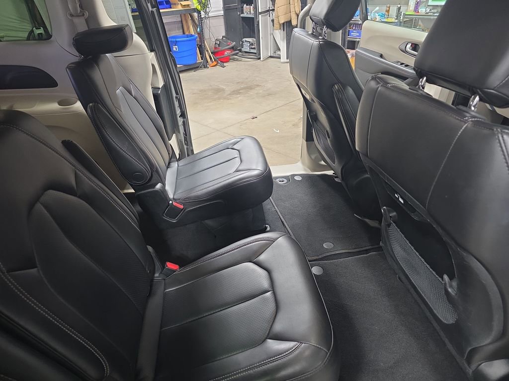 Used 2023 Chrysler Pacifica Touring-L image 11
