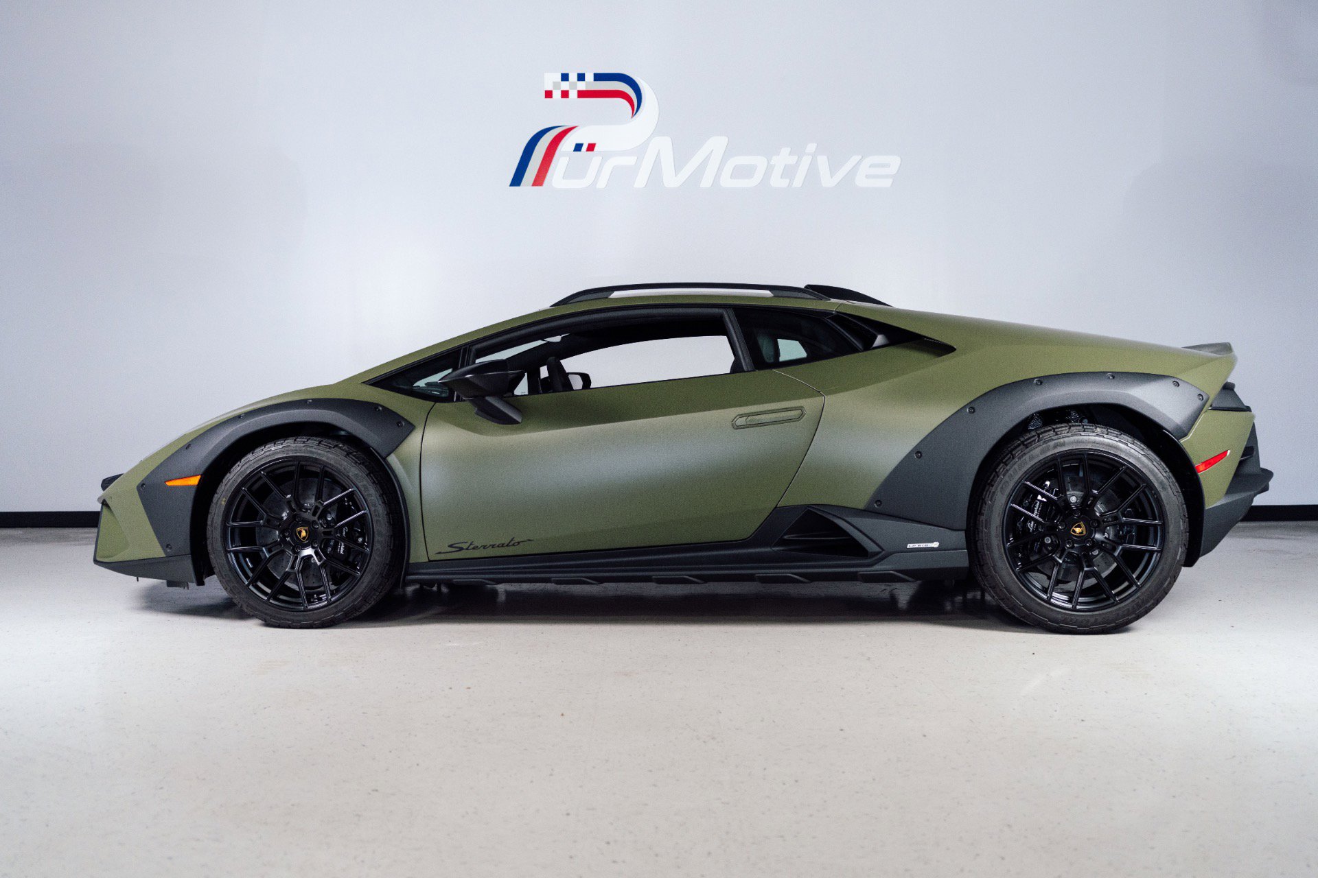 Used 2024 Lamborghini Huracan Sterrato AWD/4WD image 2