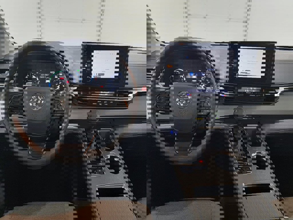 Used 2025 Toyota Sienna LE w/ LE Plus Package image 12