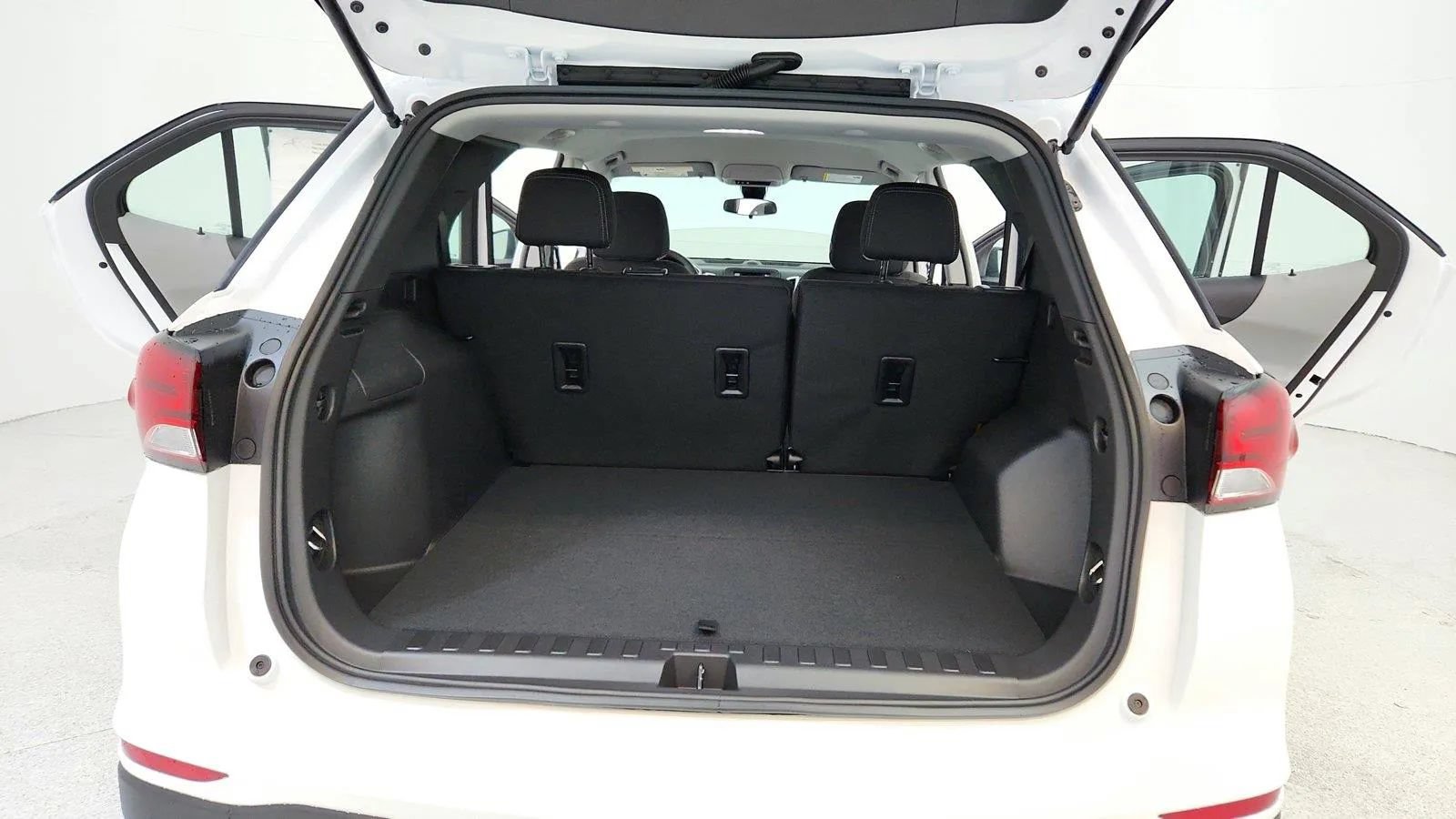 Used 2024 Chevrolet Equinox LS w/ Driver Confidence II Package FWD image 44