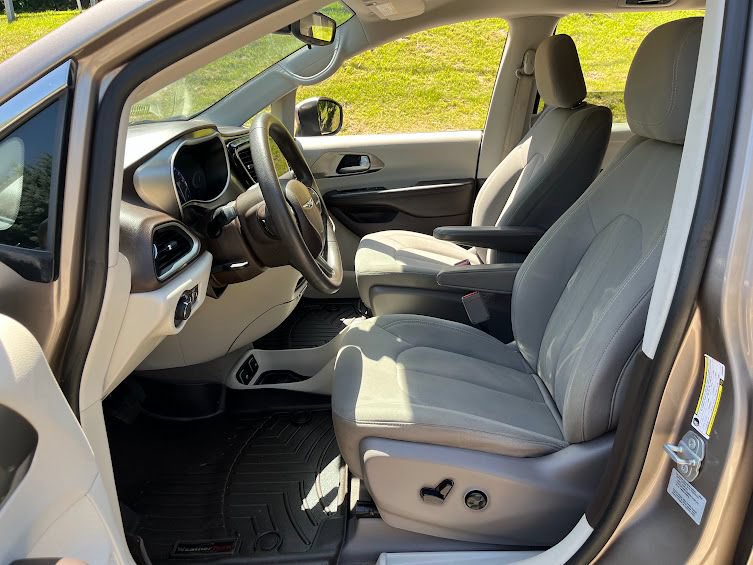 Used 2017 Chrysler Pacifica Touring FWD image 8