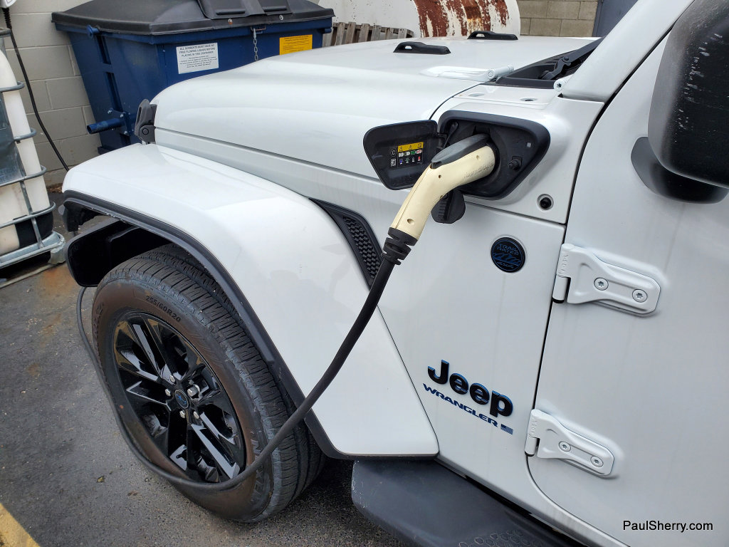 Used 2025 Jeep Wrangler Sahara image 17