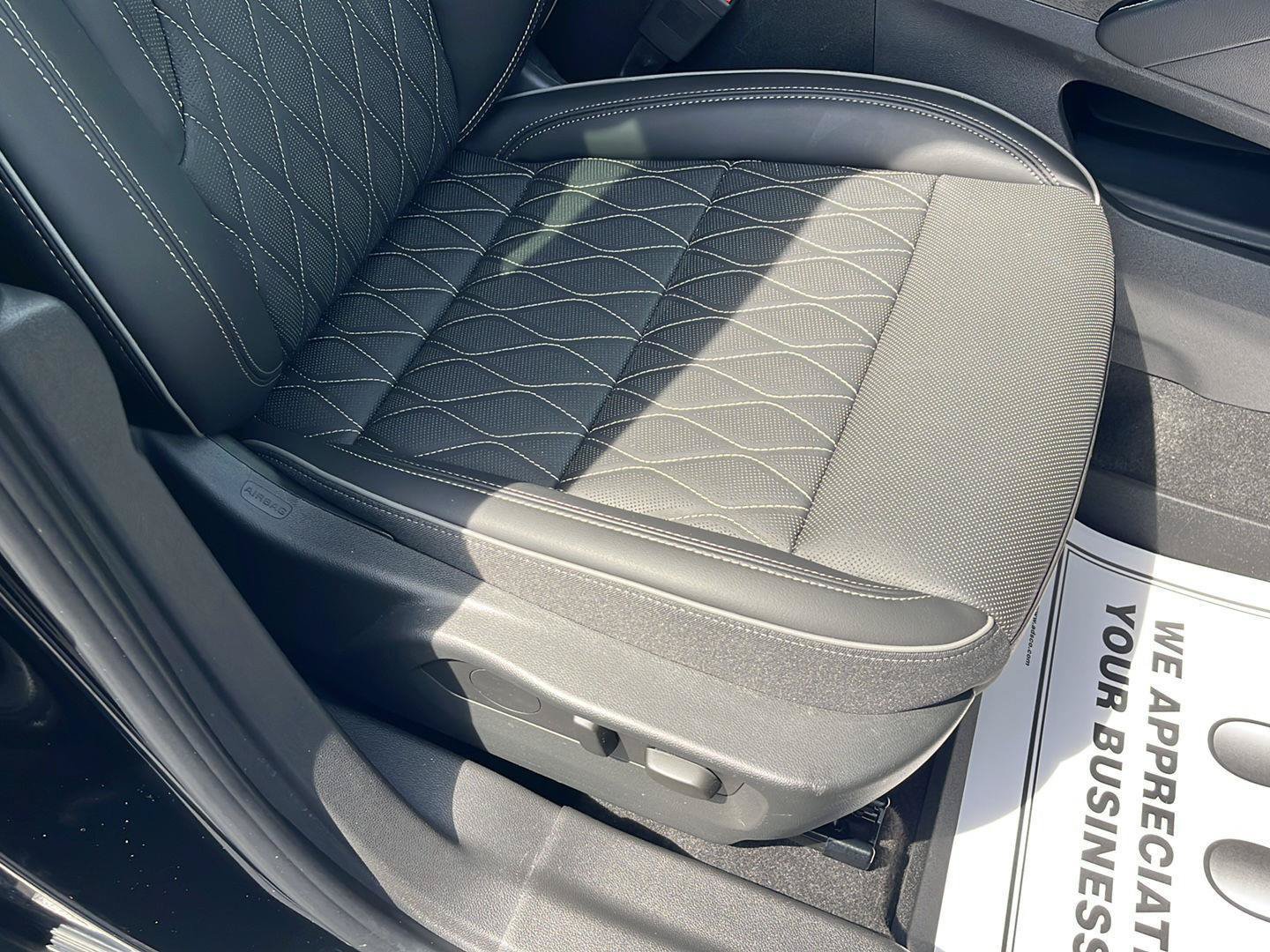 Used 2023 Buick Envision Avenir AWD/4WD image 32