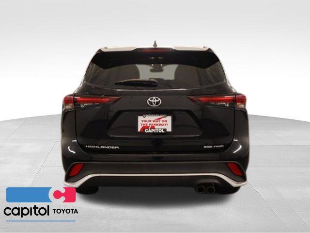 Used 2025 Toyota Highlander XSE AWD/4WD image 3
