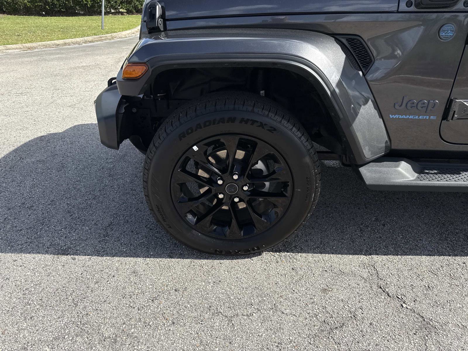 Used 2025 Jeep Wrangler Sahara image 10