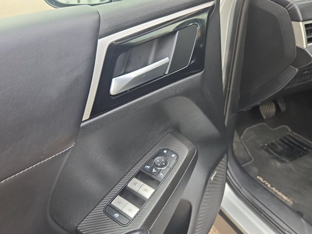 Used 2025 Mitsubishi Outlander SE AWD/4WD image 14