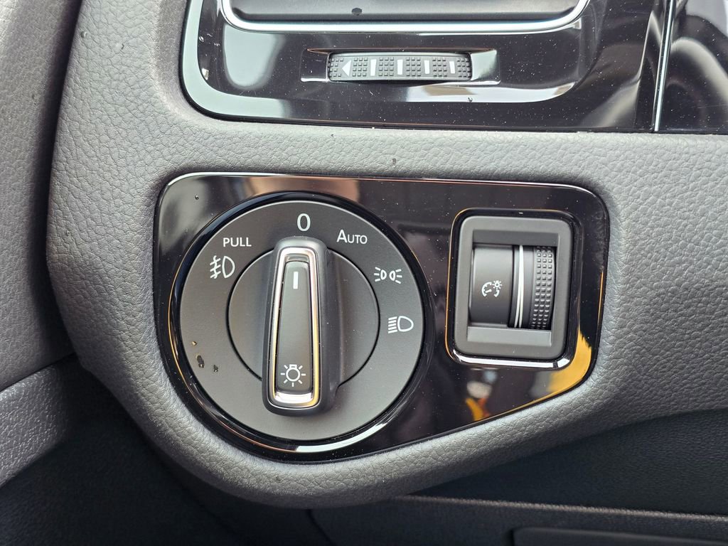 Used 2018 Volkswagen GTI SE w/ SE Leather Package image 33