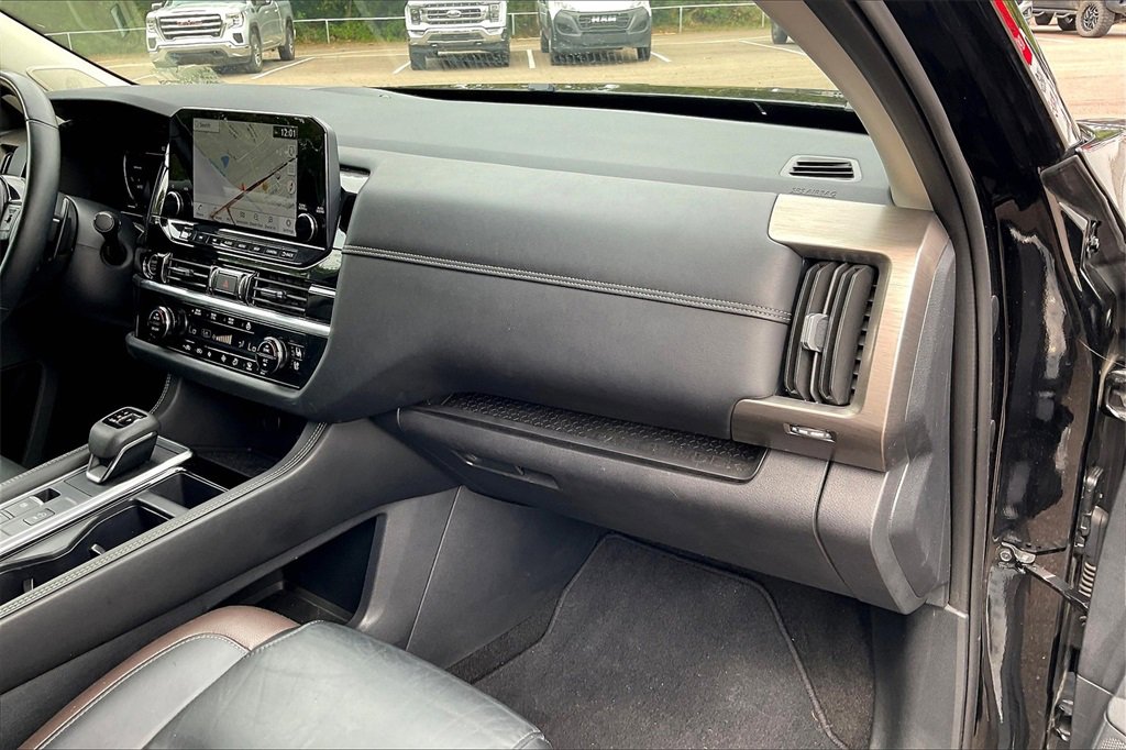 Used 2024 Nissan Pathfinder Platinum image 16