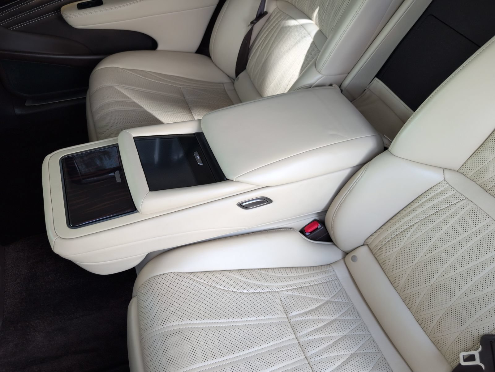 Used 2018 Lexus LS 500h w/ Luxury Package RWD image 19