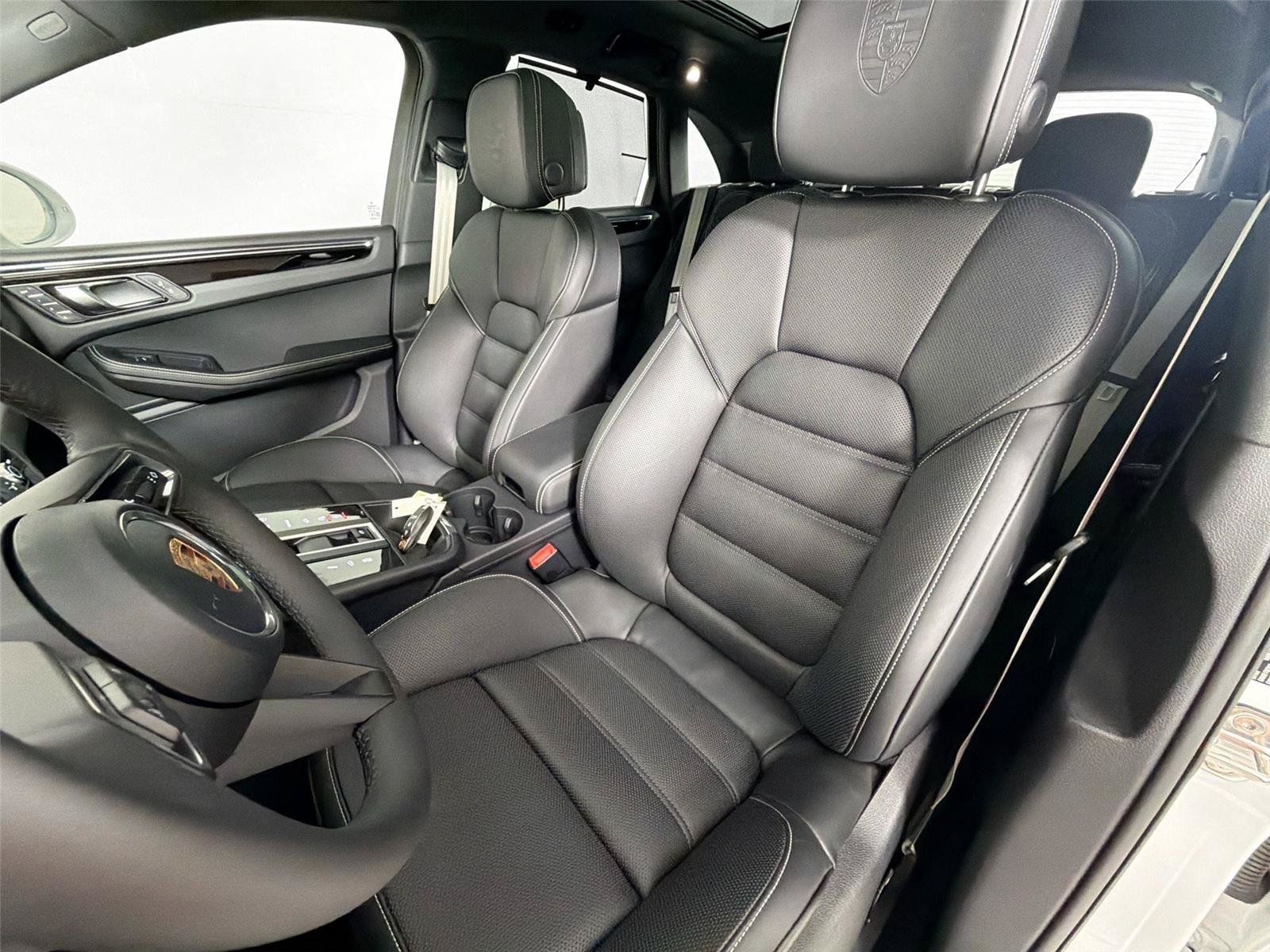 Certified 2025 Porsche Macan S AWD/4WD image 5