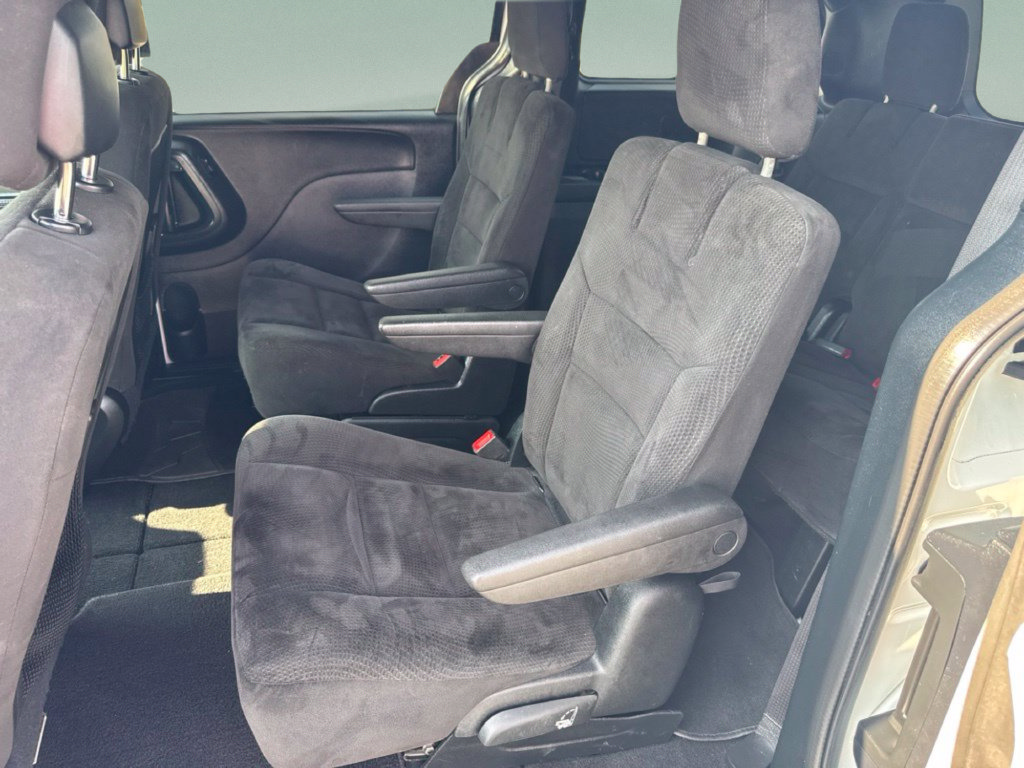 Used 2016 Dodge Grand Caravan SE FWD image 11