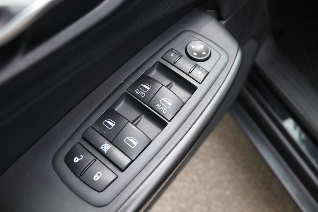 Used 2021 Jeep Cherokee Trailhawk AWD/4WD image 25