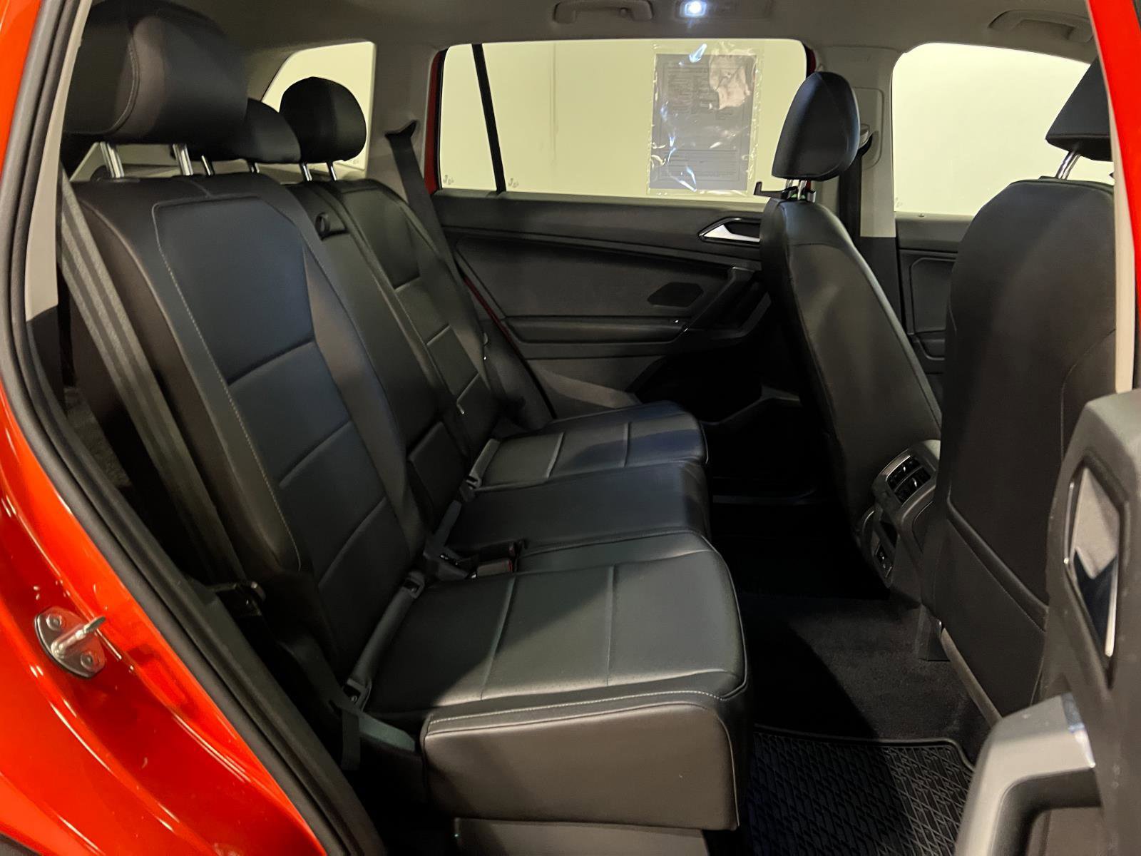 Used 2018 Volkswagen Tiguan SEL AWD/4WD image 34