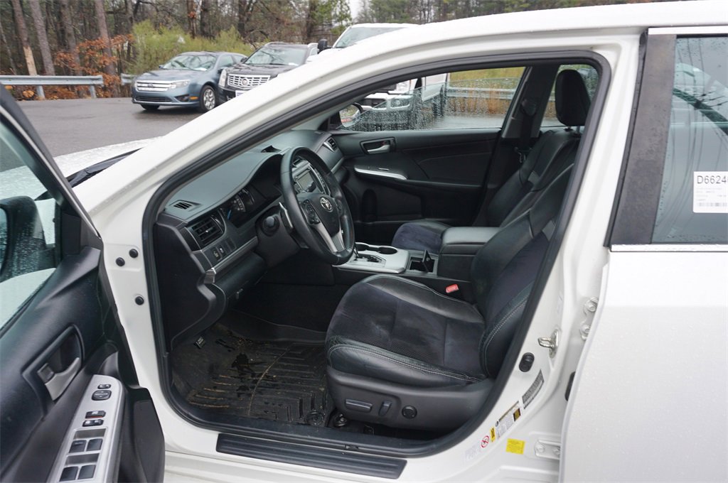 Used 2014 Toyota Camry SE image 2