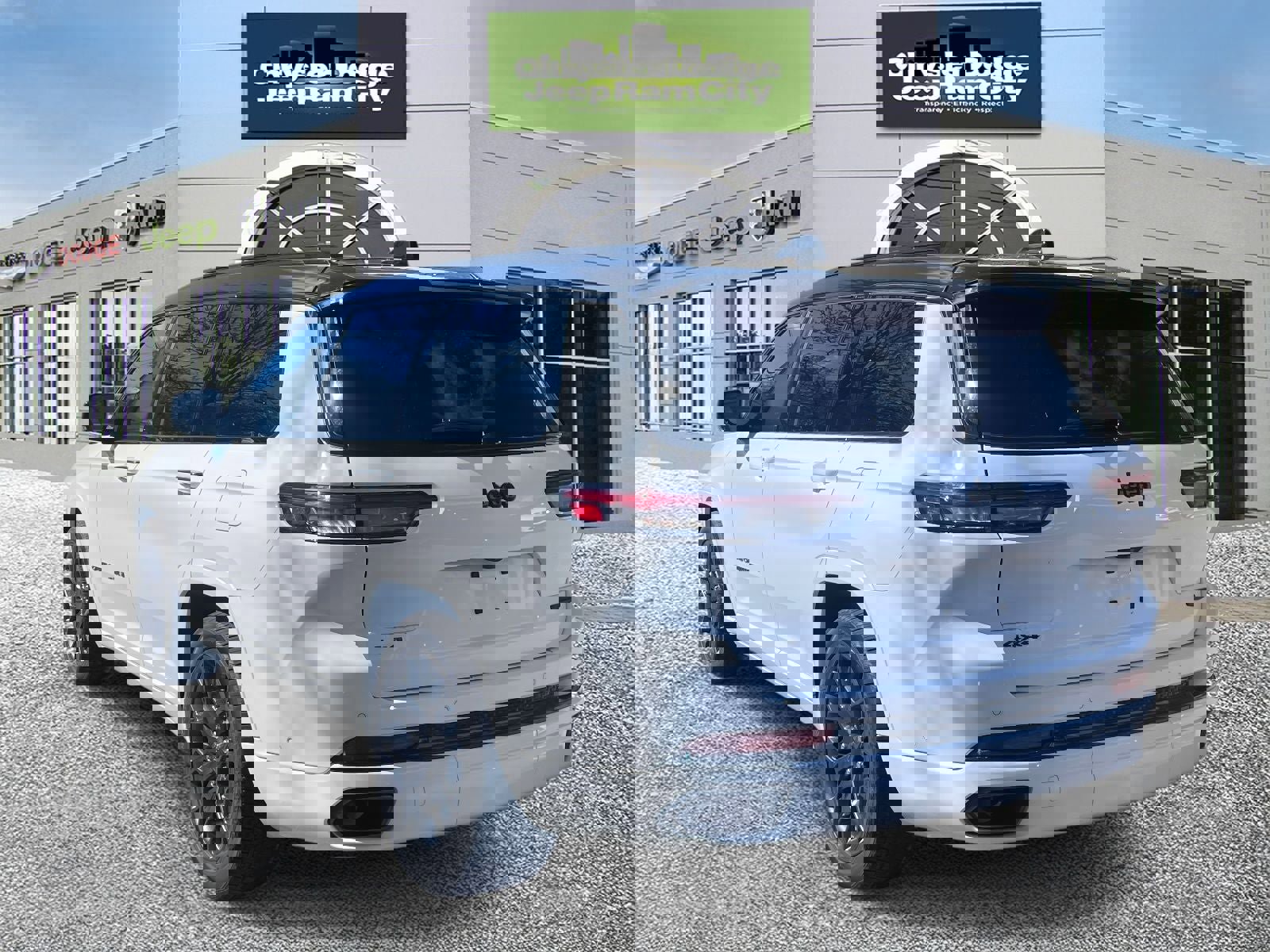 Used 2024 Jeep Grand Cherokee L Summit image 8