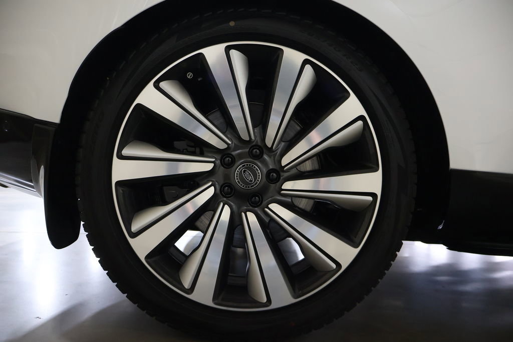 Used 2024 Land Rover Range Rover Long Wheelbase SE image 15