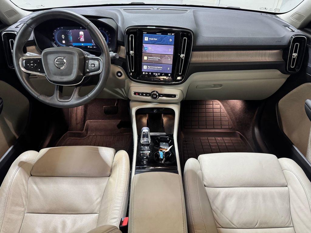 Used 2023 Volvo XC40 B5 Plus image 12