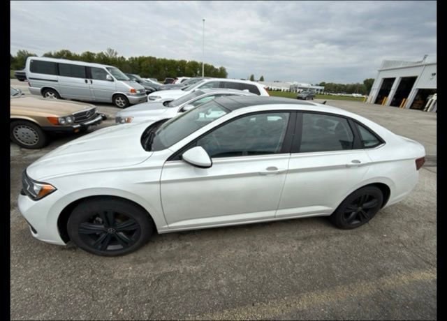 Certified 2023 Volkswagen Jetta SE w/ Panoramic Sunroof Package FWD image 3