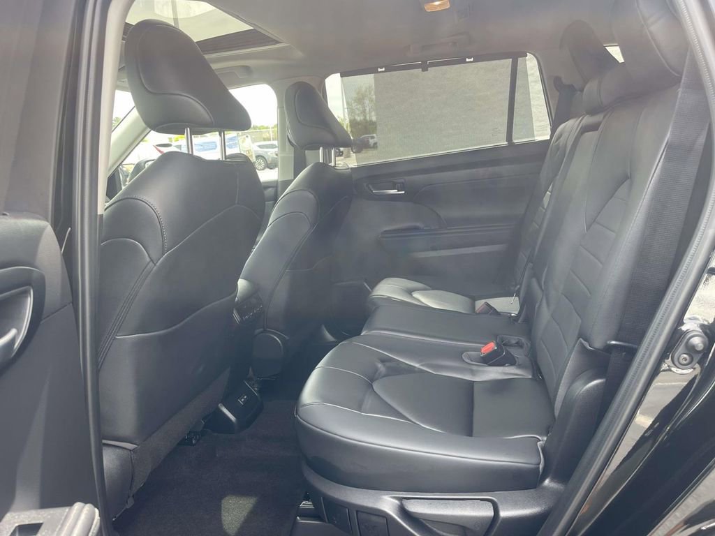 Used 2023 Toyota Highlander XLE image 16