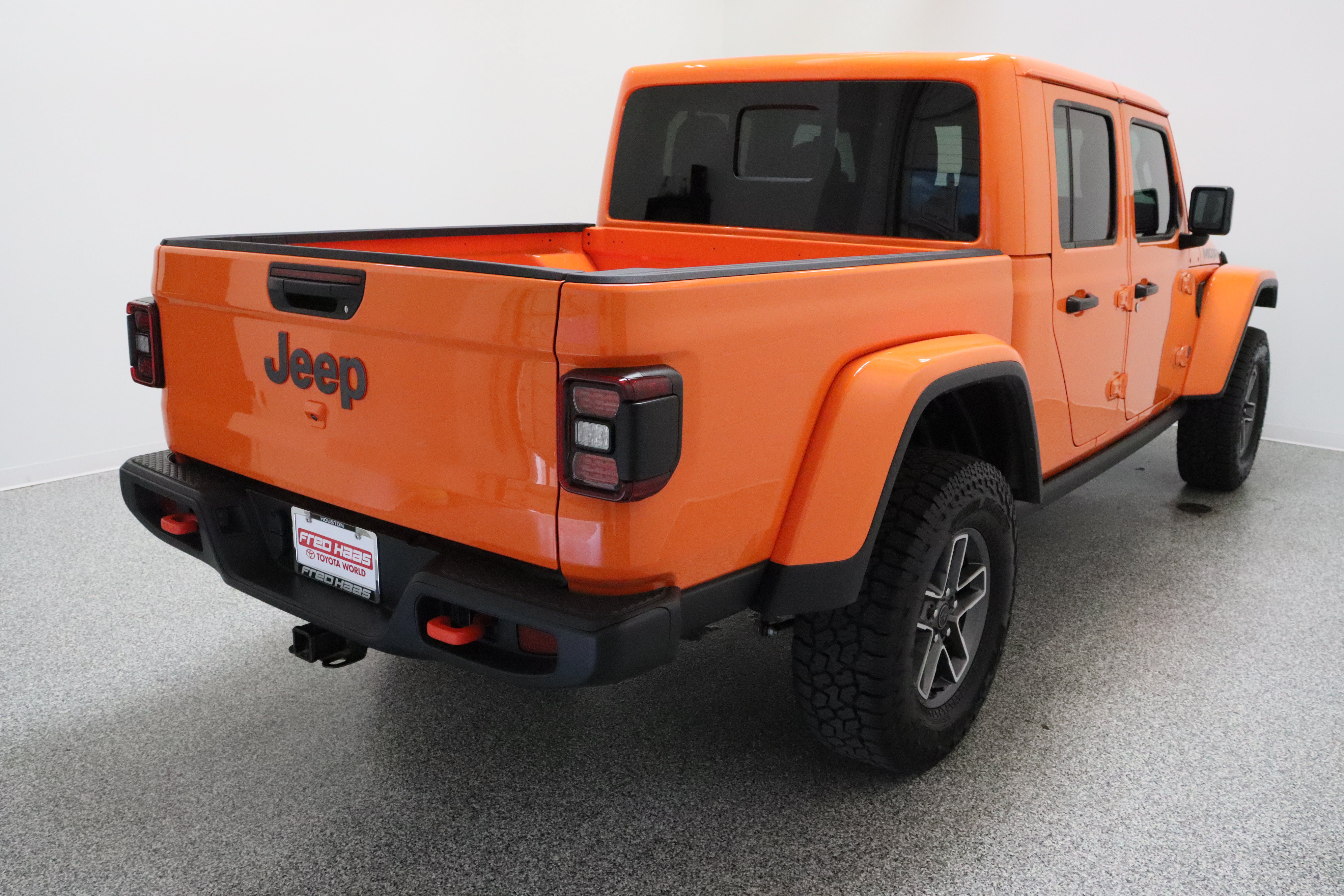 Used 2025 Jeep Gladiator Mojave w/ Convenience Group AWD/4WD image 7